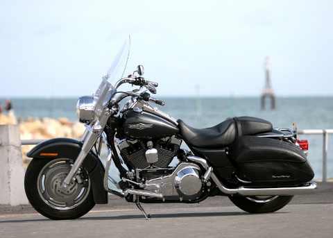 Нестареющая классика — легендарный мотоцикл Harley Davidson. Модель 2006 года Road King Custom. Фото (Creative Commons license): nitot