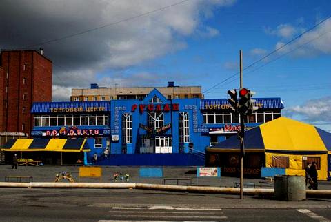«Ашан» и «Икея» в Норильске отсутствуют, «Макдональдс» тоже — все свое, местное. Фото: Дарья Жужик / Соль