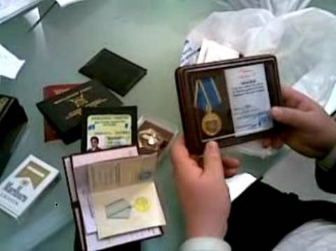 Обыск в кабинете Алишера Трифонова. Обнаруженны пустые корочки СВР, служебные удостоверения, боеприпасы и государственные награды
