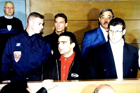 (Марко ди Каро на судебном процессе, сидит слева)