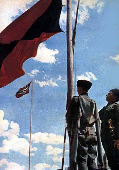(Казаки поднимают флаг своей республики Казакия, 1942 год. Немцы считали казаков восточными готами и «полноценными арийцами»)  