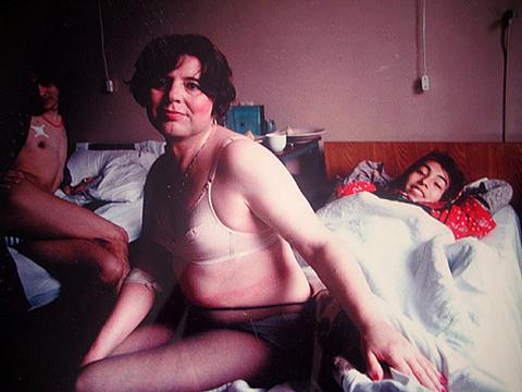 Западные журналы снимали в столичных клиниках первых советских транссексуалов. Александра Селянинова (в центре).  