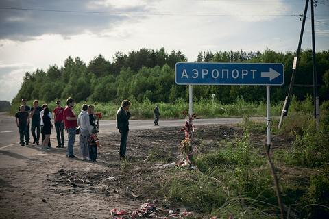 Жители Петрозаводска возлагают цветы на место катастрофы