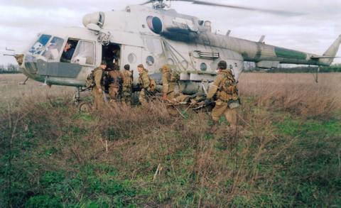 Чечня. Спецназовцы эвакуируют вертолетом раненного сослуживца.  Фото из личного архива Сергея Козлова 