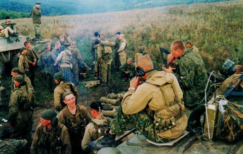 Чечня. После выполнения боевой задачи бронегруппа эвакуирует бойцов спецназа.  Фото из личного архива Сергея Козлова 
