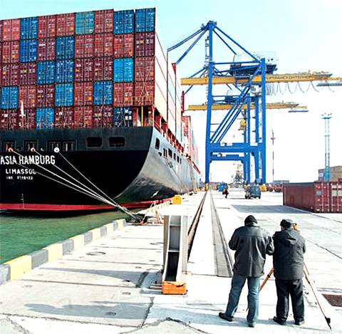 Из порта за сутки выпускают до сотни контейнеров, а могут обрабатывать почти тысячу  