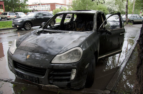 В Киеве на Оболони неизвестные сожгли «Порш Кайен»