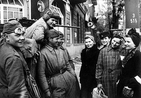 Радость граждан послевоенной Германии от общения с бойцами Красной армии оказалась мимолетной. Фото: РГАКФД/Росинформ  