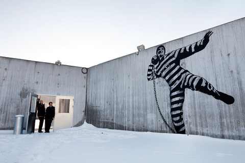 На стенах тюрьмы — работы известного норвежского художника Долка Лундгрена