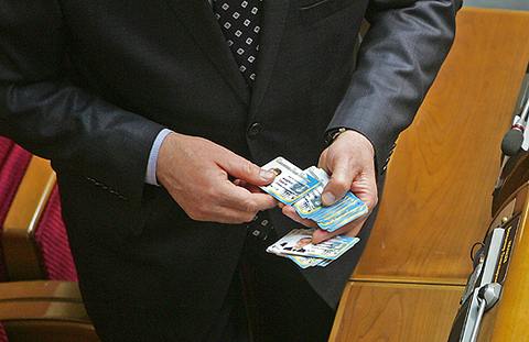 После запуска обновлённой системы «Рада-3» парламентские хранители фракционных карточек и кнопкодавы исчезнут как класс. Фото: UNIAN  