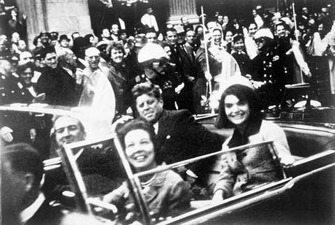 Джон Кеннеди с супругой и губернатором штата Техас в президентском автомобиле в день убийства. Социологические опросы показывают, что 70% американцев не верят в официальную версию гибели 35-го президента США. Фото: Victor Hugo King из архива Библиотеки Конгресса США