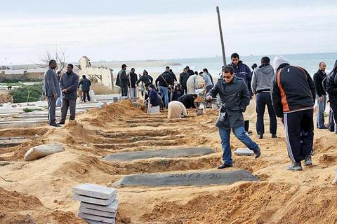 Множится число жертв полковника Каддафи. Похороны погибших в Триполи Фото: OneDayOnEarth.org AFP