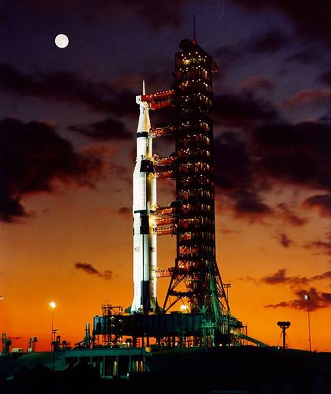 Первая ракета «Сатурн V» (AS-501) на стартовой площадке, перед запуском «Аполлон-4». Фото НАСА