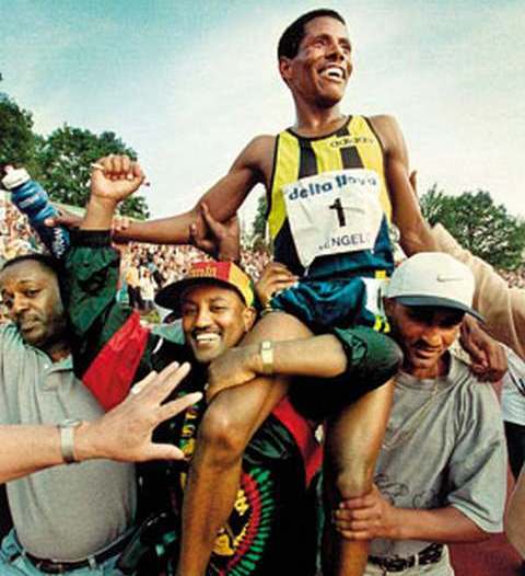 Эфиопского бегуна Хайле Гебреселассие соотечественники считают национальным гером