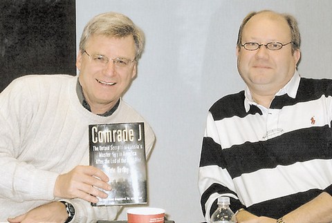 Неприятности у Сергея Третьякова (справа) начались после того, как Пит Эрли (слева) написал о нём книгу  