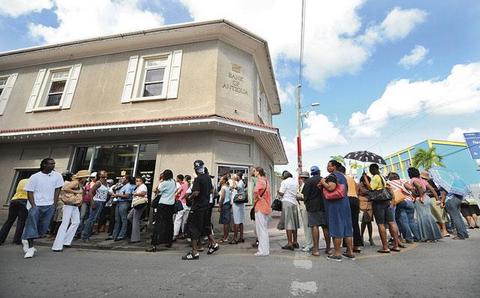 Очередь вкладчиков, жаждущих получить свои деньги в отделении Bank of Antigua, "дочки" Stanford Financial Group (февраль 2009 года). Фото: Jewel Samad (AFP)