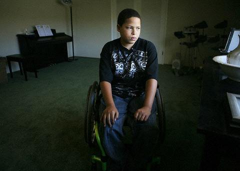 10-летний Кристофер Родригес из Окленда (Калифорния) в январе 2008 года получил пулю в позвоночник, играя у себя дома на фортепиано. (Фото Mike Kepka / San Francisco Chronicle / Corbis.) 