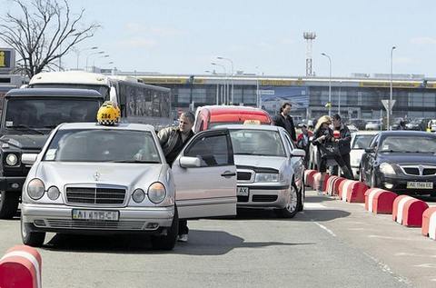 Таксисты. Начинают атаковать потенциальных клиентов еще в терминале, выдумывая суммы из головы — до 100 евро. Фото: А. Яремчук