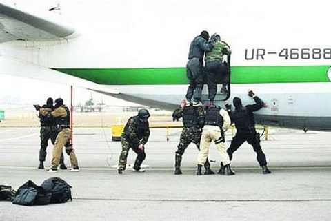 Спецназовцы из «Альфы» отрабатывают операцию «Набат» 