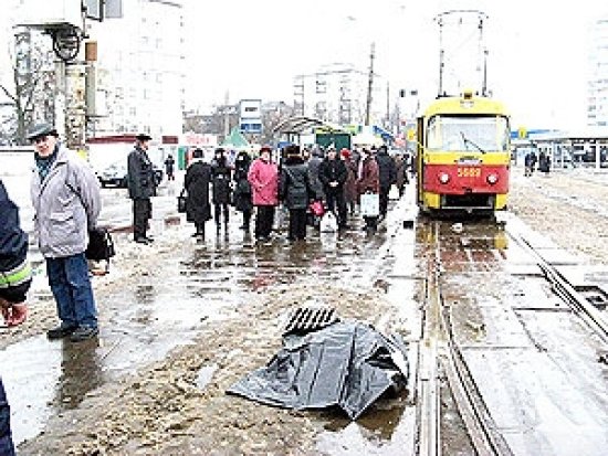В Киеве трамвай разрезал женщину