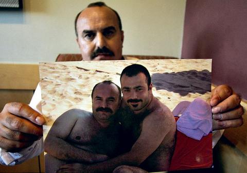 Ибрагим Кан с фотографией своего любовника Ахмеда Йилдыз, которого в 2009 году убил отец-гомофоб