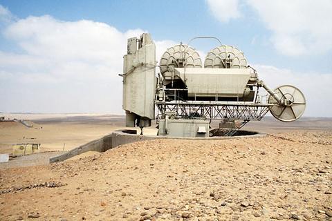 Радарная установка ЗРК С-75 в египетской пустыне. СССР продавал С-75 не только государствам соцлагеря, но и странам третьего мира. В частности, Египту, Ливии и Индии. Фото: Sgt. Stan Tarver/U.S. DoD