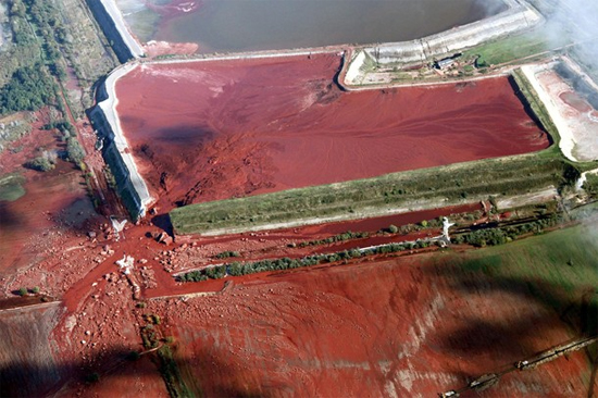 Резервуар алюминиевого комбината с красным шламом в Венгрии  