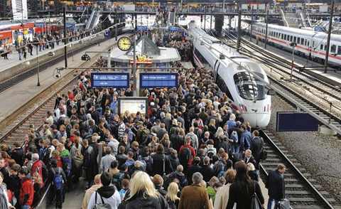 На несколько дней европейские вокзалы и аэропорты стали местами небывалого скопления пассажиров. Отправление поездов из Гамбурга. Фото: Fabian Bimmer (EPA)