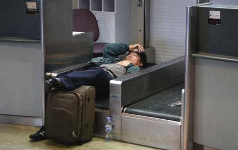В аэропорту Мадрида люди спали на чемоданах Фото: Paul White (AP)