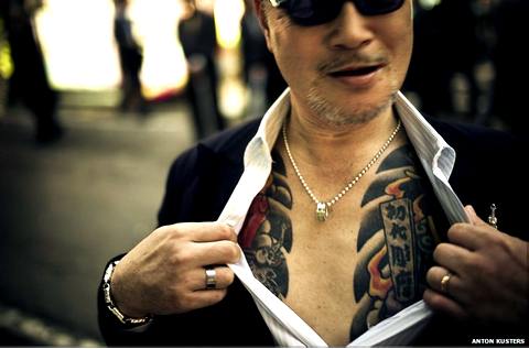 Японская организованная преступность, известная как якудза, отличается строгим кодексом чести, но также известна своей жестокостью и характерными татуировками