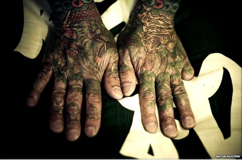 В разных частях Японии и у различных группировок разные татуировки. Токийские гангстеры, например, обычно украшают руки и спину