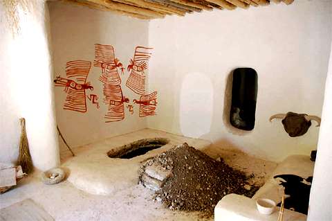 Реконструированное жилище в Чатал-Гуюке, на стене которого изображены птицы, клюющие людей