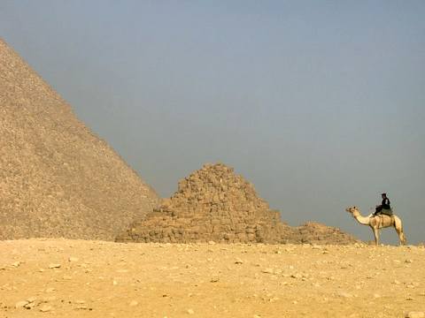 *Египетский полицейский следит, чтобы тысячелетний покой фараонов никто не нарушал и не лишал их после смерти богатств, накопленных при жизни. Фото (Фотобиблиотека ВС): Дмитрий Виноградов aka ponaehal