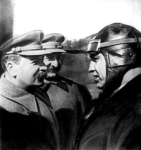 *Иосиф Сталин, Григорий Орджоникидзе и Валерий Чкалов на центральном московском аэродроме в мае 1935 года
