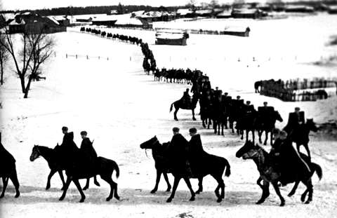 Кавалеристы 2-го гвардейского корпуса генерал-майора Доватора проходят через деревню в Подмосковье, 1941 г.