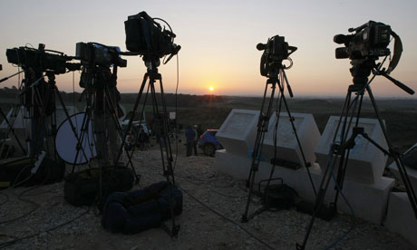 Телевизионные камеры направлены в сторону сектора Газа с израильской стороны границы.