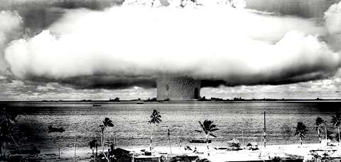 25 июля 1946 года. Испытания атомной бомбы в  районе Маршалловых островов