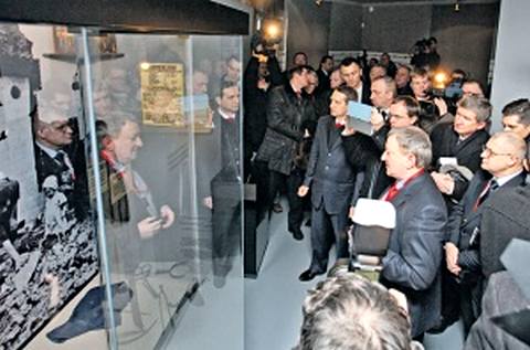 Владимир Забаровский дает пояснения участникам и гостям открытия экспозиции. Фото предоставлено Центральным музеем Великой Отечественной войны 1941–1945 годов