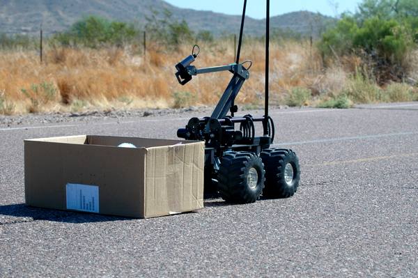 Модель применённого робота всё ещё не названа, но большинство считают, что это был MARCbot — один из самых дешёвых серийных робосапёров, закупаемых, в частности, американской армией. В зависимости от комплектации цена на него варьируется примерно от 8 до 20 тысяч долларов.