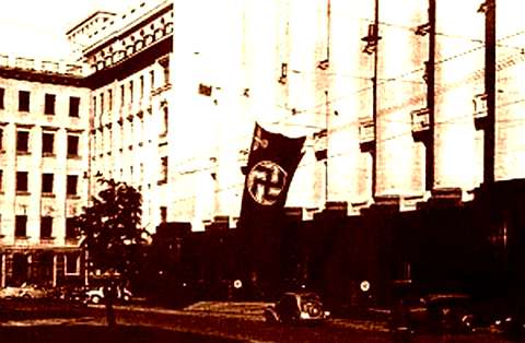 На фото киевская улица Банковая в 1942 году. При немцах в нынешней АП находился генерал-комиссариат — аналог ОГА в рейхскомиссариате «Украина»