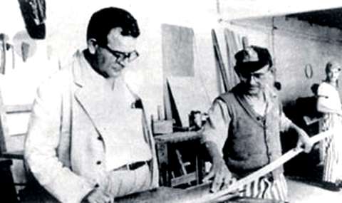 Рамон Меркадер (слева) в тюремной мастерской. 1950-е годы.