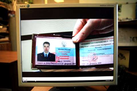 Свое видеообращение Алексей Козлов начал с предъявления удостоверения офицера ФСИН  