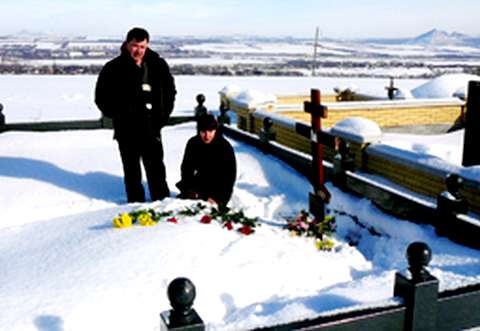 Сергей и Ольга Губаревы на могиле дочери. Февраль 2012-го