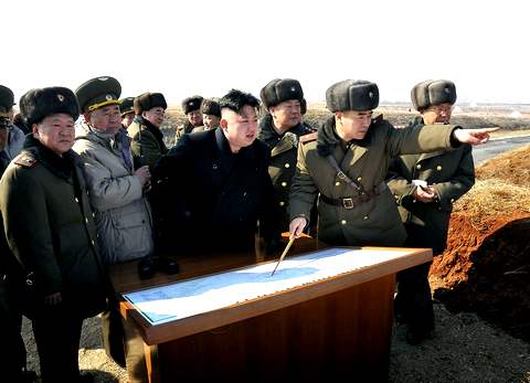 Февраль 2013. Лидер КНДР Ким Чен Ын с генералитетом на военных учениях. KCNA/AFP/East News