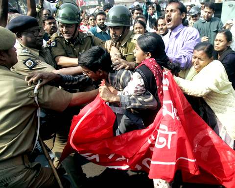 Столкновения маоистов с полицией в Калькутте
