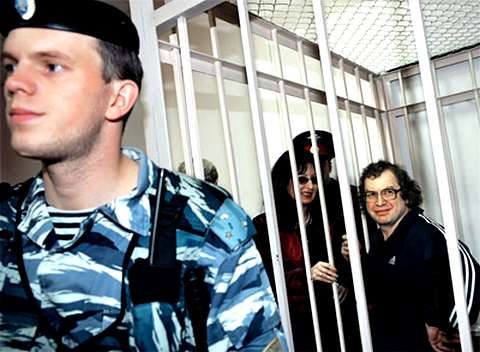 В 2003 году Сергей Мавроди был осужден за мошенничество в крупных размерах. Сегодня же он умело скрывается от правоохранителей, управляя финансовой пирамидой через виртуальную сеть