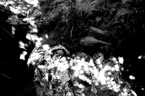 Гватемала, август 2004 г. Деревня Panimaché. (Chichicastenango), департамент Киче. В 1982 году рано утром, солдаты ворвались в деревню. Обвиняя местных жителей в поддержке партизан, солдаты насиловали женщин и молодых девушек, 32 членов сельской общины были убиты. 22 года спустя семьи погибших смогли добиться эксгумации останков жертв, чтобы провести достойные похороны согласно местным обрядам. В этой могиле были найдены тела трех женщин.  Miquel Dewever Plana / Agence VU