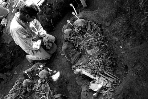 Гватемала, август 2004 г. Деревня Panimaché (Chichicastenango), департамент Киче. Крестьянин Мигель молится у могилы, где были найдены тела его жены и троих детей. Miquel Dewever Plana / Agence VU