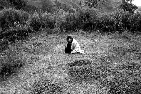Гватемала, июль 2004 г. Batzumal Grande (Chajul), департамент Киче. Дон Томас пришли посмотреть на эксгумацию. В одной из могил нашли останки его сестры, участвовавшей в партизанском отряде и погибшей в бою. Он плачет, отойдя в сторону от собравшихся здесь людей. Miquel Dewever Plana / Agence VU