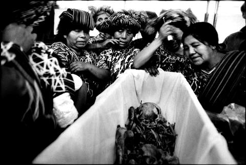 Гватемала, декабрь 2003 г. Как только жертва идентифицирована, её останки помещаются в небольшой гроб. Дона Катарина плачет над останками ее матери. Miquel Dewever Plana / Agence VU